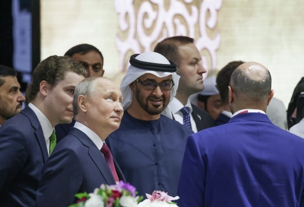 Президент ОАЭ пришел на встречу с Путиным в платье и кроссовках