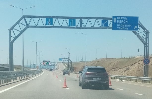 На подъездах к Крымскому мосту скопилось более тысячи автомобилей