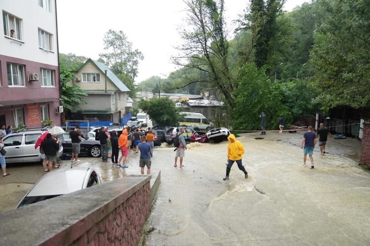 Вода в реке Хорота в Сочи поднялась до опасных отметок