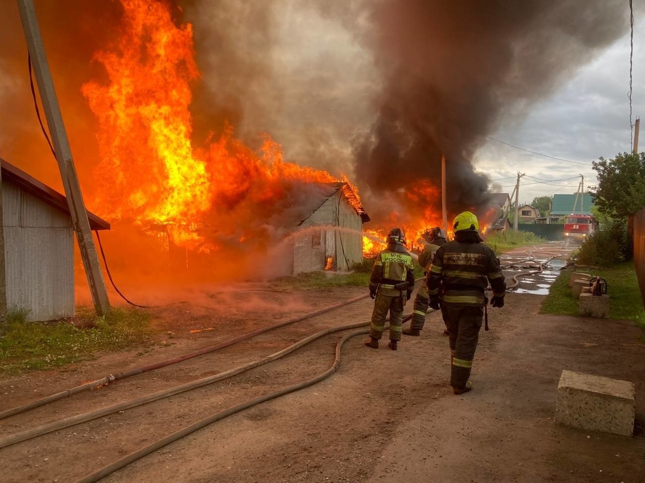 Пожар в деревянных постройках в Солнечногорске локализовали на 2,5 тысячи кв. м