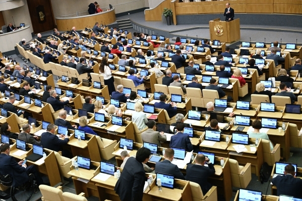Госдума приняла закон о лимите на переводы без открытия счета в 100 тысяч рублей