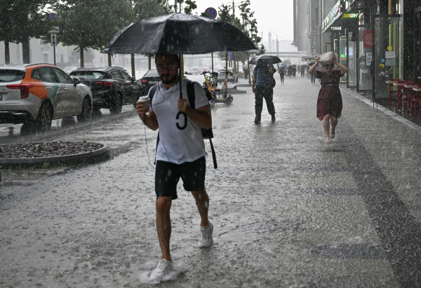  Разные «фишки»: Синоптик назвал разницу между тропическим дождем и мегаливнем 
