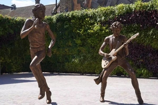 В Британии поставили памятник основателям The Rolling Stones