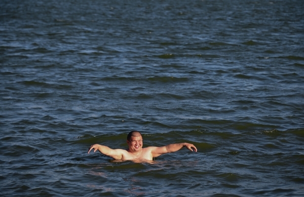 «Вода ошибок не прощает»: В МЧС призвали купаться в проверенных местах 