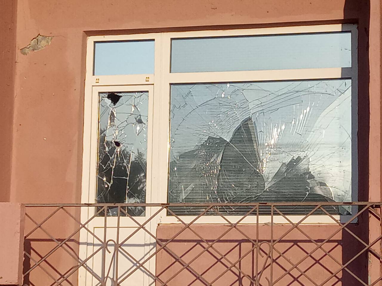 Снаряд ВСУ попал в крышу жилого дома в селе Демьянки Брянской области