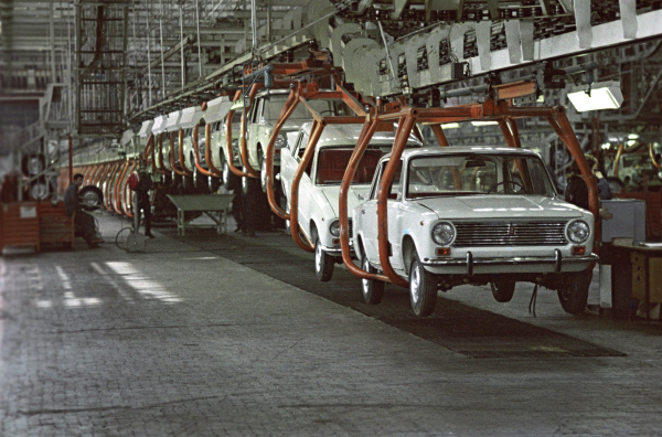 ВАЗ  54 года: Почему новые модели LADA не стали народными автомобилями