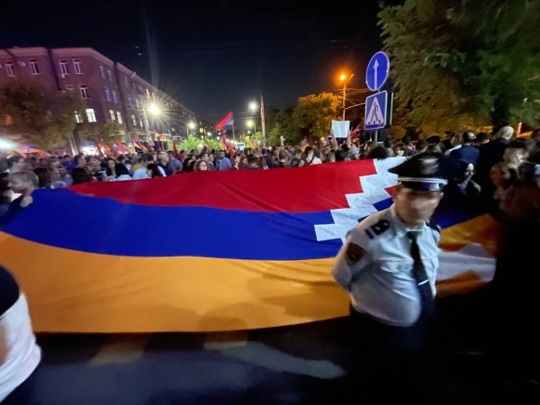 В Ереване начались стычки протестующих с силами правопорядка