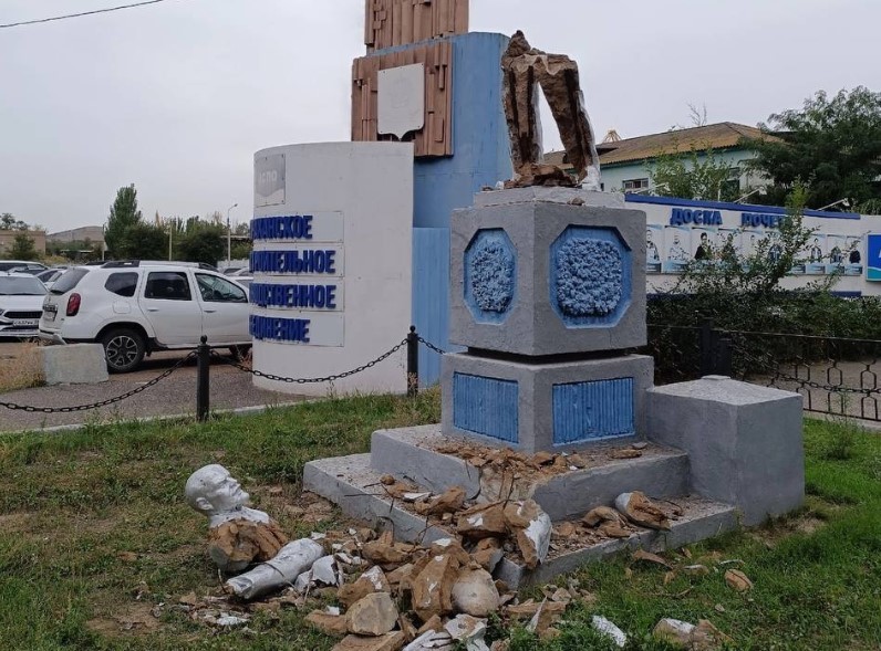 Недоумки и свиньи!: Депутат Синельщиков об уничтожении памятника Ленину в Астрахани