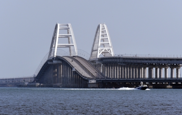 У Крымского моста образовались очереди из почти тысячи автомобилей