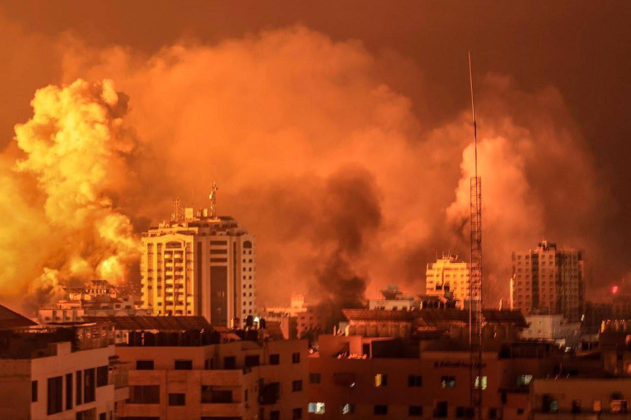 СМИ: как минимум 14 человек погибли в результате обстрела лагеря в Газе