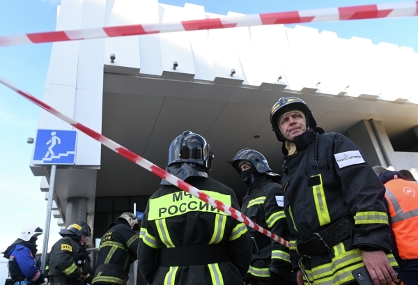 В Хабаровске загорелась кровля торгового центра
