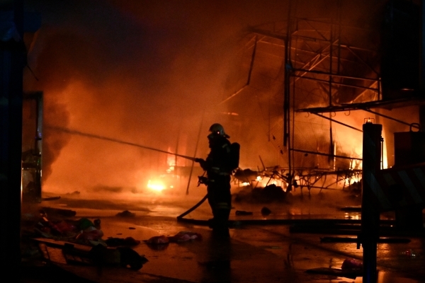 В Кабардино-Балкарии на площади 2 тыс. кв. м. горит рынок