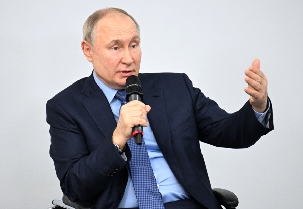 Путин призвал крупные банки начинать работать в новых регионах