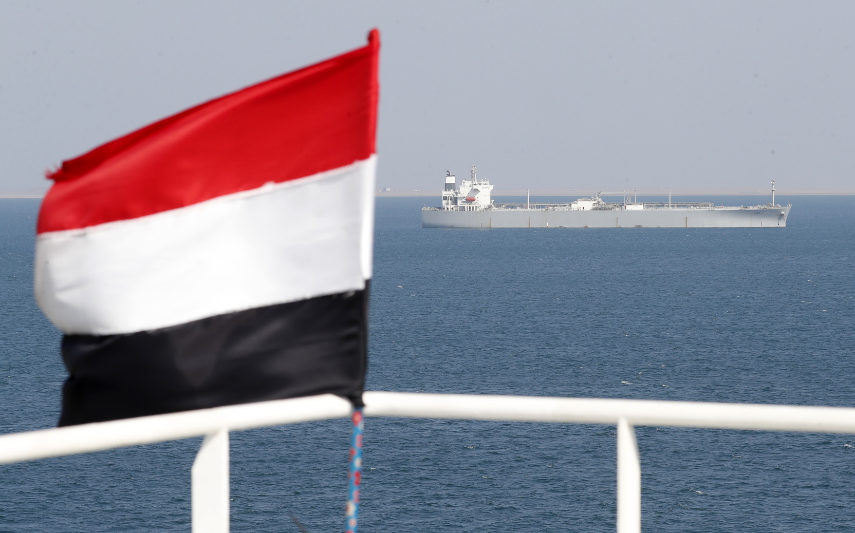 СМИ: После ракетного удара нефтяной танкер загорелся у берегов Йемена