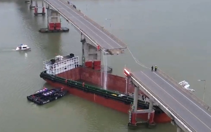 На юге Китая контейнеровоз врезался в мост