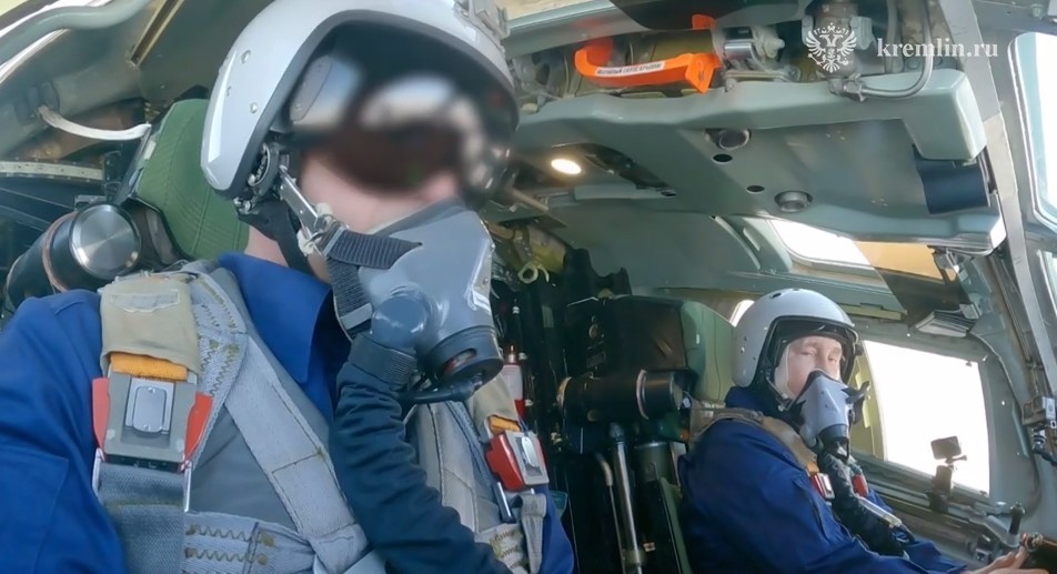 Летчик-испытатель назвал кнопку в бомбардировщике, которую нельзя нажимать даже Путину