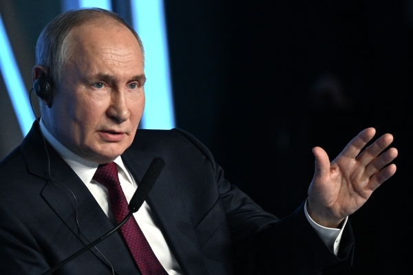Путин на встрече с молодежью пошутил, что хотел бы прическу с дредами