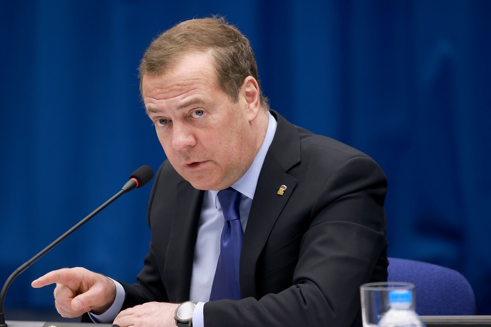 Медведев: Россия ответит на ввод западных войск на Украину