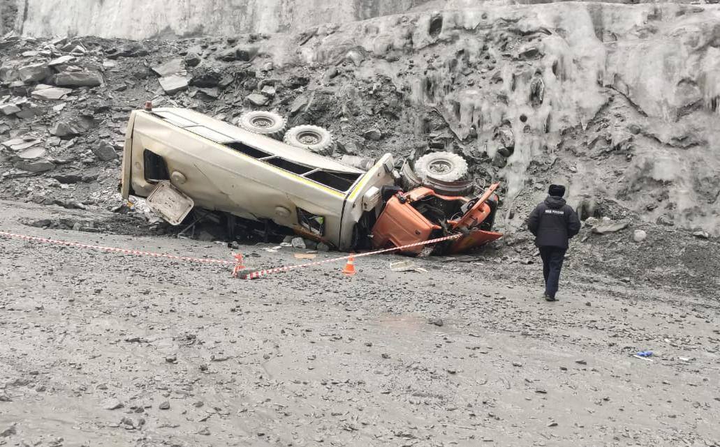 Два вахтовика погибли при падении автобуса в карьер в Красноярском крае