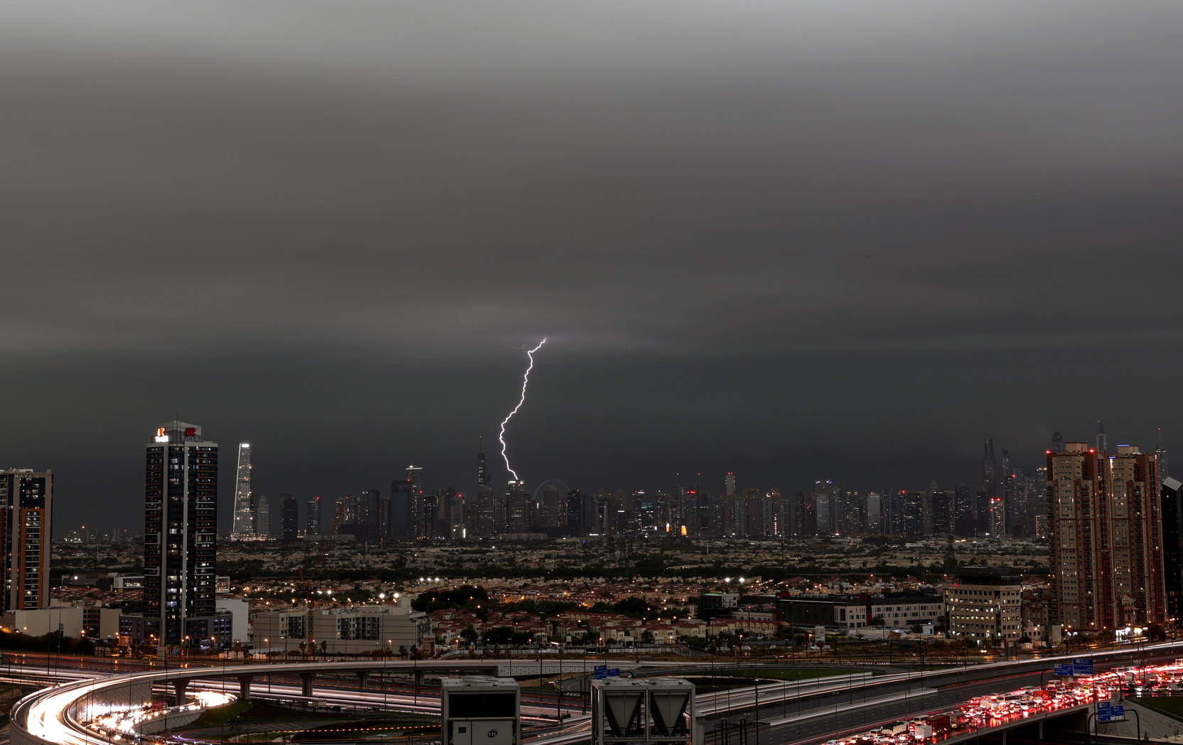 «Аномалия в пустыне»: Проливной дождь в Дубае связали с паводком в Оренбуржье