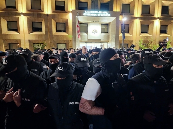 В Тбилиси протестующие забаррикадировали вход в парламент Грузии