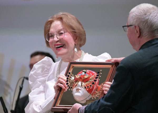 Актриса Людмила Максакова награждена почетной премией «Золотая маска» 