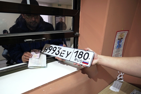Родина или эпатаж: Большинство россиян имеют флаг РФ на номерах автомобилей
