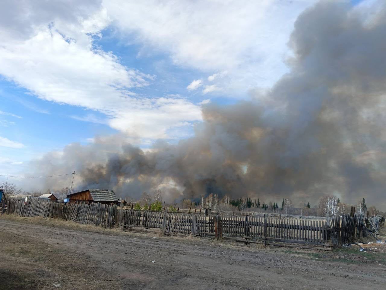 МЧС РФ: 30 дачных домов и хозяйственных построек горят в Иркутской области