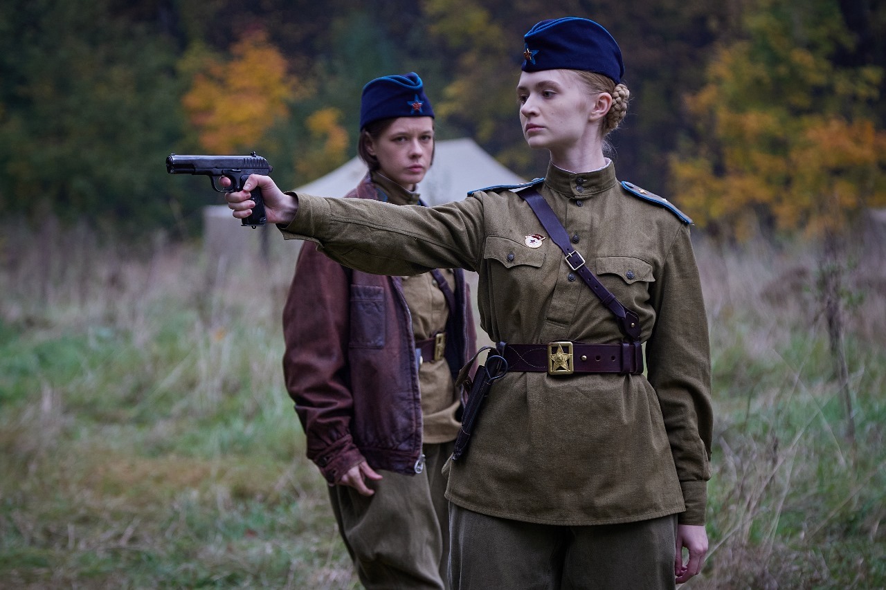 Расправляя крылья и Нюрнберг: Россияне смотрят военные фильмы перед Днем Победы