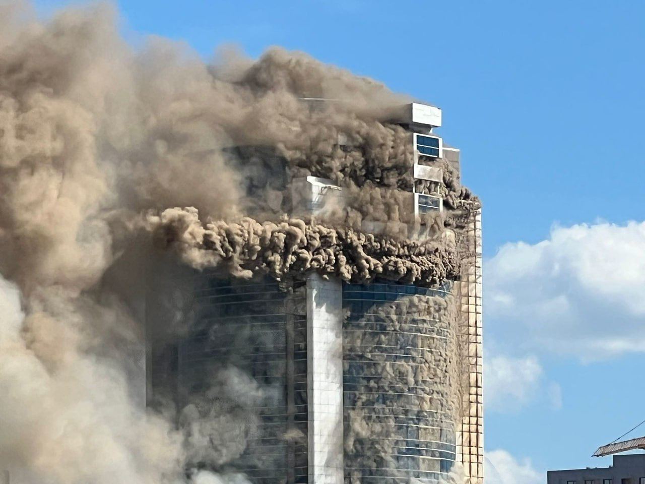 В Астане загорелся 26-этажный жилой комплекс