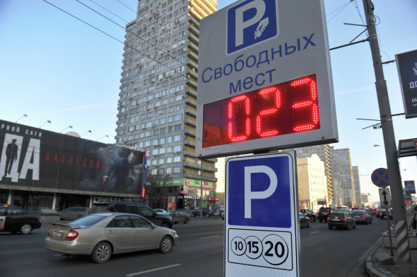 «Не разгрузит улицы»: Рост стоимости парковки в Москве объяснили пополнением бюджета
