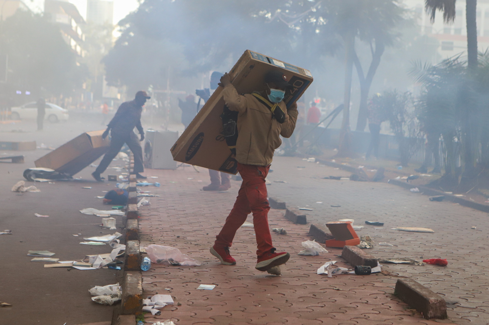В Кении снова начались протесты, власти применили газ и бронетехнику
