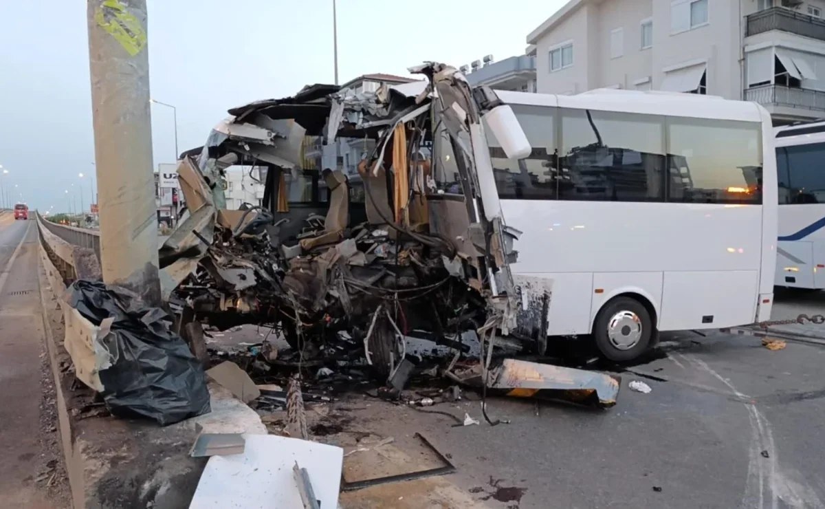 СМИ: Двое туристов находятся в тяжелом состоянии после ДТП с автобусом в Анталье