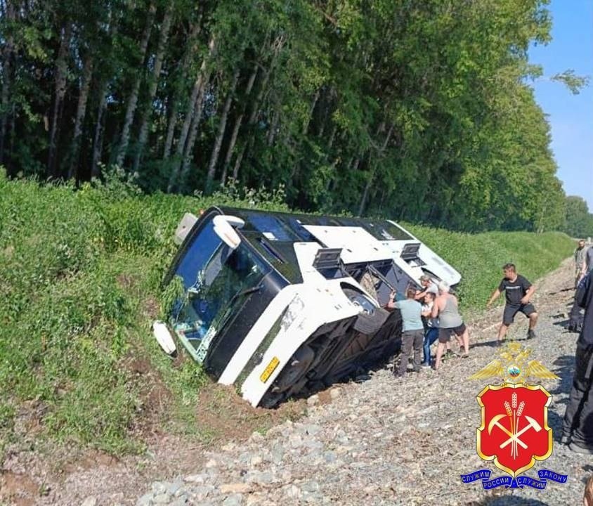 В Кузбассе рейсовый автобус с 30 пассажирами опрокинулся на трассе