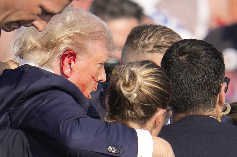 Республиканцы пришли на съезд с повязками на ушах в поддержку Трампа
