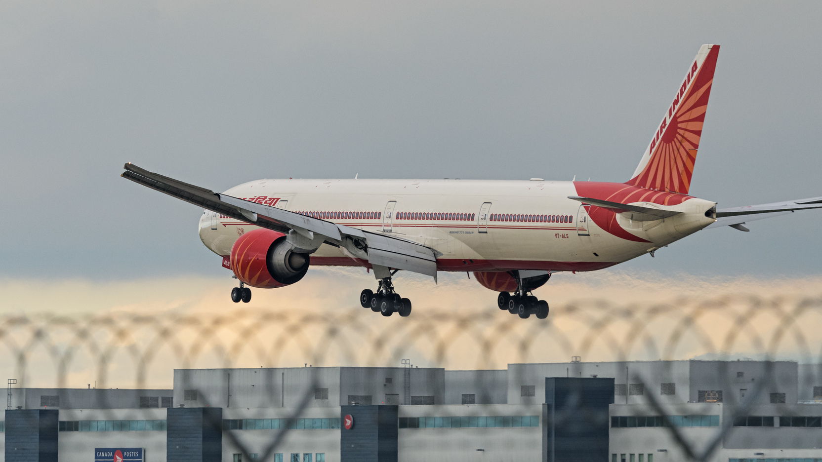 Запросивший аварийную посадку самолет Air India приземлился в аэропорту Красноярска