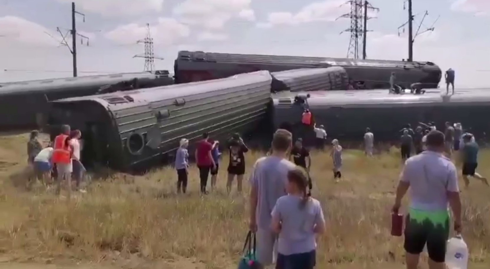 При сходе девяти вагонов поезда с рельсов под Волгоградом пострадали 52 человека