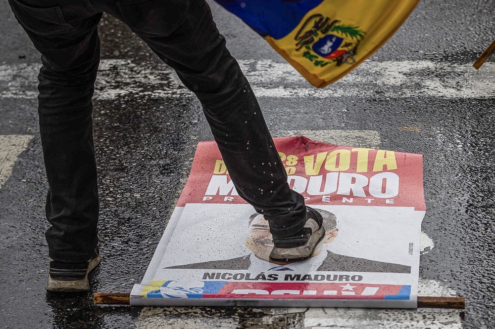 Камни, палки и стрельба: «Триумф мира» Мадуро перерос в протесты в Каракасе