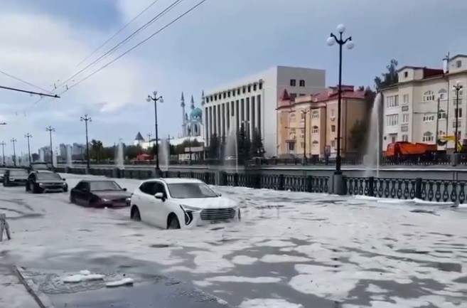 СМИ: Снег и град внезапно выпали в Казани