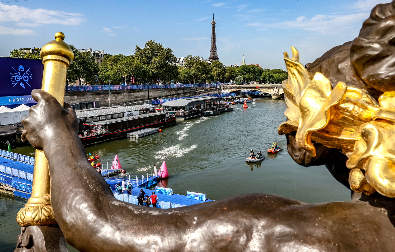 «Заплывы в канализации?»: Олимпийцев окунули в «сказочную» Сену