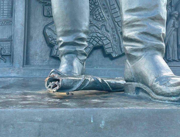 Коррозия металла: В Ярославле у памятника Ярославу Мудрому отвалился меч