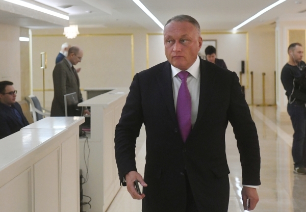 «Единая Россия» приостановила членство сенатора Савельева