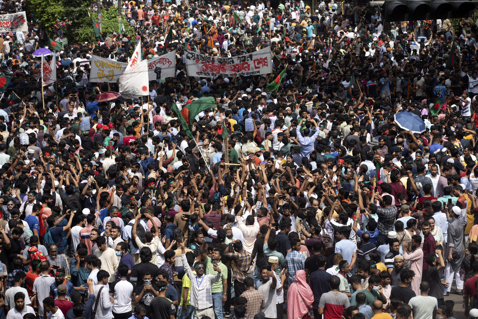 СМИ: Заключенные сбежали из горящей тюрьмы в ходе беспорядков в Бангладеш