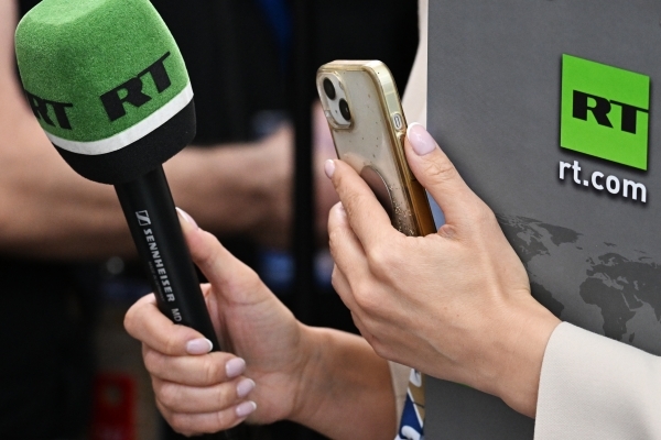 Итальянские политики требуют запретить рекламу RT из-за слогана о правде