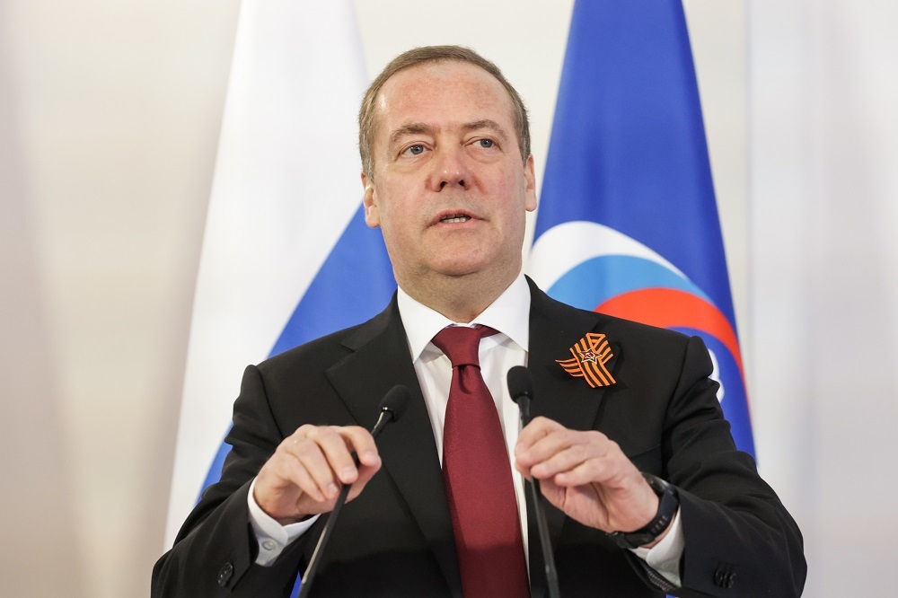 Медведев получил премию Юрист года за вклад в развитие государства и права