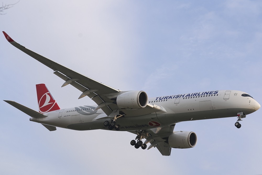 Самолет Turkish Airlines совершил вынужденную посадку из-за загоревшихся наушников
