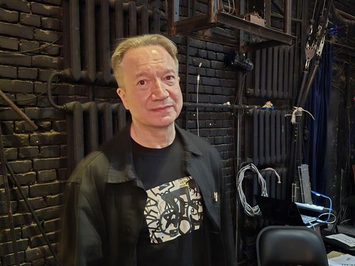 Біреуі шұбар сорса, екіншісі есегін жалайды. Онлайн көру.