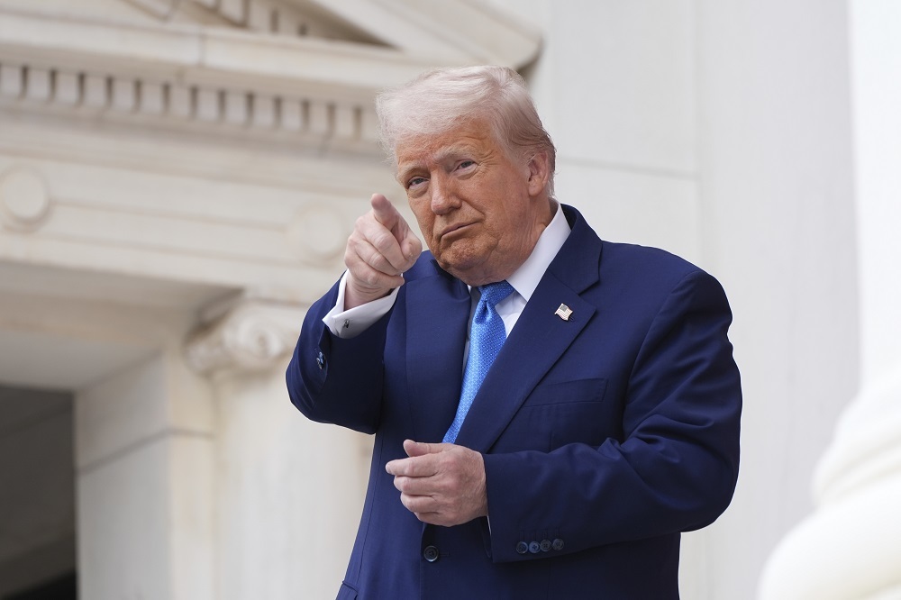 Трамп прибыл в Гаагу на саммит НАТО с развязанными шнурками и в кепке USA
