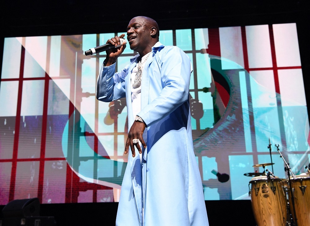 Раздевалку - в гримерку: Как организовать тур по России для Akon