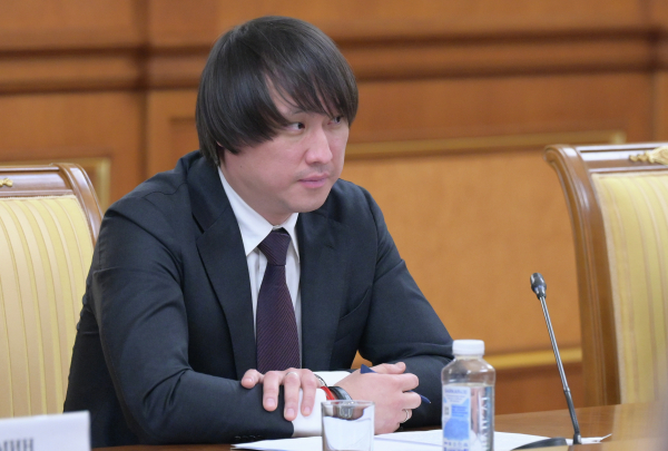 Депутат Тарбаев ответил Рогозину про несмешные шутки и заступился за КВН